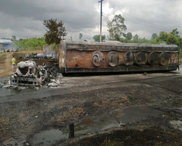 Theo đó, vụ tai nạn xảy ra vào khoảng 9h30 ngày 20/6, khi xe bồn chở xăng mang BKS 43C-016.41 lưu thông đến Km13 (từ Cửa khẩu Lao Bảo đi Savannakhet) thì bất ngờ đâm phải em bé Lào tên Khong Kẹo (SN 2007).
