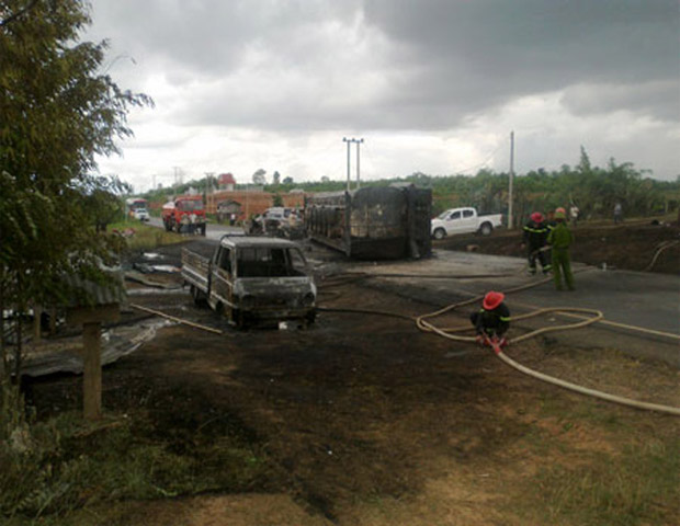 Khi gây tai nạn, trên xe bồn chở 56m3 xăng khiến đám cháy lan rất nhanh, phá hủy 1 xe ôtô mang BKS-6542 (Lào) và 4 ngôi nhà ở gần đó cũng bị thiệu rụi hoàn toàn; ước tính ban đầu thiệt hại trên 4 tỷ đồng.
