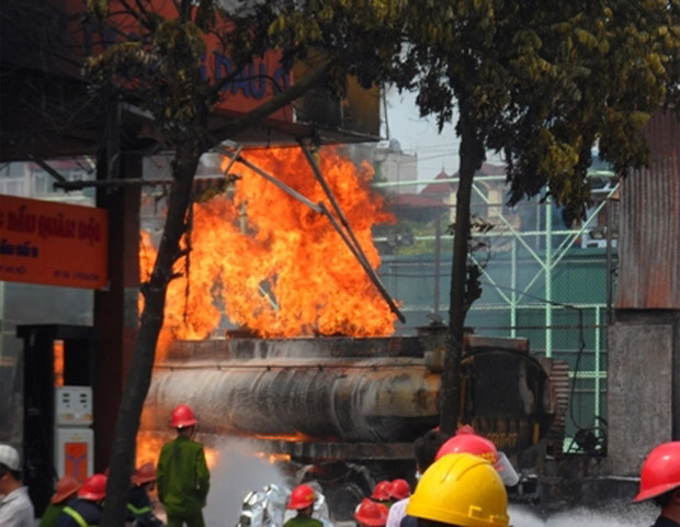  Trước đó, một vụ cháy cây xăng gây hậu quả nghiêm trọng xảy ra tại Hà Nội. Khoảng 13h30 ngày 3/6, chiếc xe bồn chở xăng đang đỗ tại cây xăng trên đường Trần Hưng Đạo (đối diện Bệnh viện 108, Hà Nội) bốc cháy đùng đùng. Ngọn lửa lan sang làm cháy hai ngôi nhà bên cạnh.