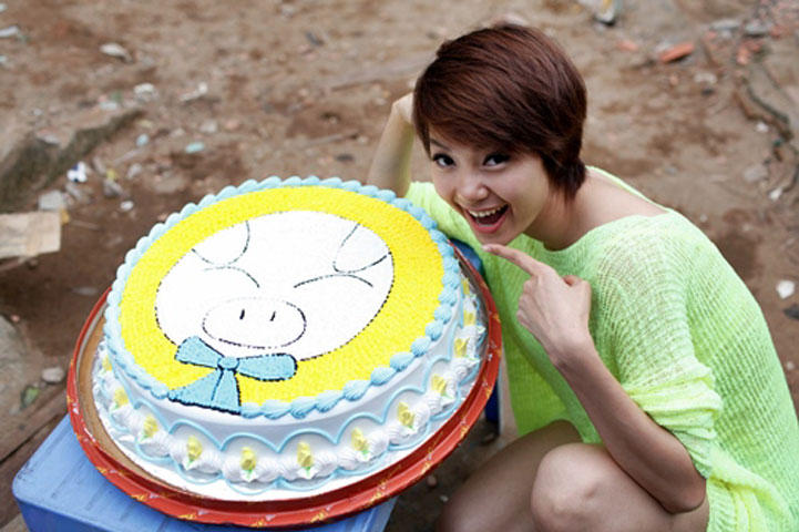  Hoàn thành xong phân đoạn cuối cùng của ngày 21/6, đoàn làm phim bất ngờ tổ chức sinh nhật cho Minh Hằng với chiếc bánh kem dễ thương.