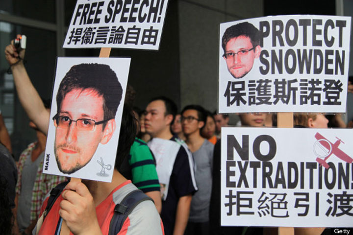 Hãng tin AP dẫn lời các dân biểu Hồng Kông ngày 22/6 kêu gọi, Chính phủ Trung Quốc nên đưa ra quyết định cuối cùng về việc liệu có nên dẫn độ cựu nhân viên CIA Edward Snowden về Mỹ hay không, sau khi Bộ Tư pháp Mỹ truy tố người này về tội gián điệp và đánh cắp tài sản chính phủ. Vào tháng 5, Snowden đã chạy đến Hồng Kông sau khi để rò rỉ thông tin về chương trình theo dõi điện thoại và dữ liệu internet của chính phủ Mỹ. Ảnh người biểu tình chống dẫn độ Edward Snowden về Mỹ tại Hồng Kông.