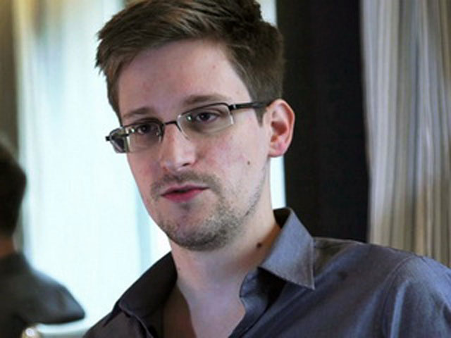 Cựu nhân viên CIA Edward Snowden, được cho là đang ẩn náu ở Hồng Kông, đã thừa nhận cung cấp thông tin cho các phương tiện truyền thông về chương trình do thám tuyệt mật của Cơ quan An ninh Quốc gia Mỹ (NSA), và được đăng tải trên tờ The Guardian. Hiện chưa rõ chính phủ Mỹ đã chính thức đưa ra yêu cầu dẫn độ Snowden hay chưa. Ảnh chân dung Edward Snowden.