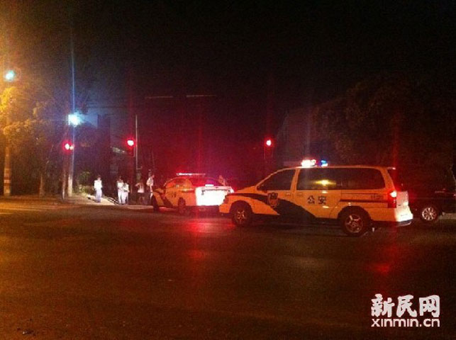 Hãng tin AP dẫn lời cảnh sát Thượng Hải vừa cho biết, người đàn ông 62 tuổi họ Fan đã đánh chết một đồng nghiệp vào ngày 22/6 tại một nhà máy hóa chất ở quận Bảo Sơn sau khi cự cãi về tiền bạc. Sau đó ông này lấy một cây súng săn giấu trong căn hộ bắt chết 5 người khác. Ảnh xe cảnh sát và xe cứu tương tới hiện trường.