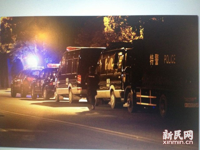 Trong số những người mà Fan đã giết có một tài xế, một quân nhân (và lấy súng), một giám đốc nhà máy hóa chất cùng hai nhân viên. Cảnh sát Thượng Hải cho biết, đã bắt giữ ông Fan ngay tại nhà máy trong ngày 22/6, 6 giờ sau vụ giết người hàng loạt xảy ra. Ảnh nhiều cảnh sát được huy động để khống chế nghi phạm xả súng tại một nhà máy hóa chất ở Thượng Hải.