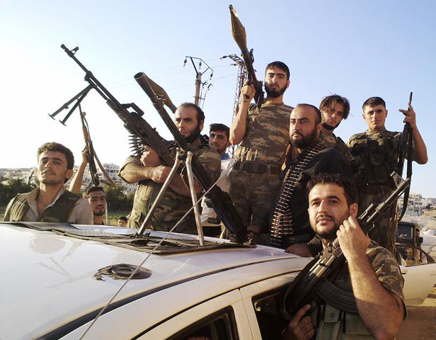 RIA Novosti đưa tin, trong buổi hội đàm về Syria ở Qatar ngày 22/6, 11 nước phương Tây và Ả Rập trong nhóm “Những người bạn của Syria” đã nhất trí sẽ viện trợ khẩn cấp vũ khí cho phe đối lập tại Syria. Ảnh quân nổi dậy Syria với vũ khí hiện đại được phương Tây viện trợ.