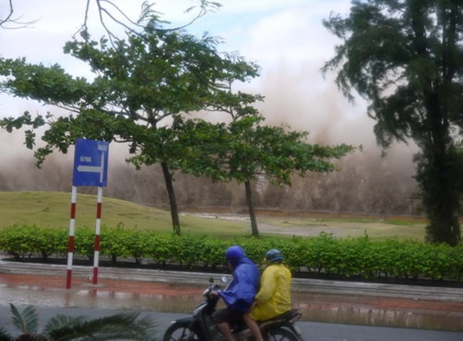 Sóng biển liên tục đánh vào bờ