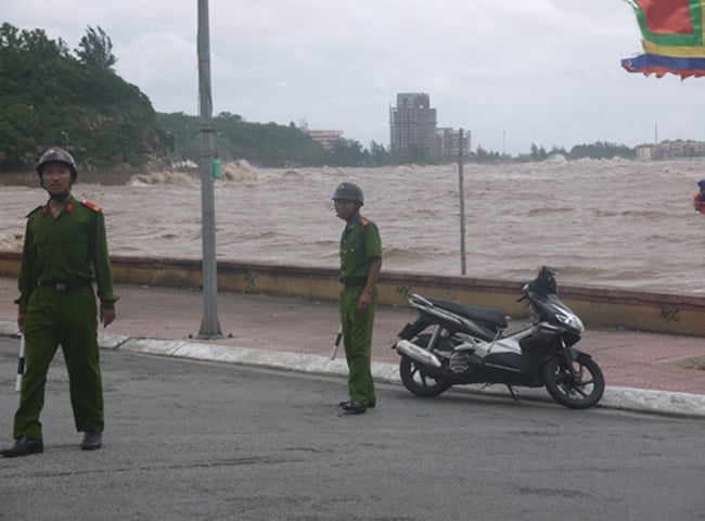 Công an Đồ Sơn được bố trí để ngăn du khách và người dân không đi vào khu vực sóng đã bắt đầu đánh tràn lên đường tại cuối khu 1 Đồ Sơn