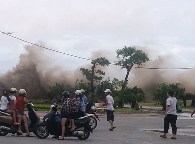 Tuy nhiên, vào trưa nay, khi gió bắt đầu mạnh lên, mưa cũng bắt đầu lớn ở một số khu vực tại nội thành TP.Hải Phòng . Nhiều người dân và du khách ở Hải Phòng vẫn “không biết sợ” trước nguy cơ bão số 2 đổ bộ. Nhiều gia đình còn chở cả con cái ra đường… xem bão.