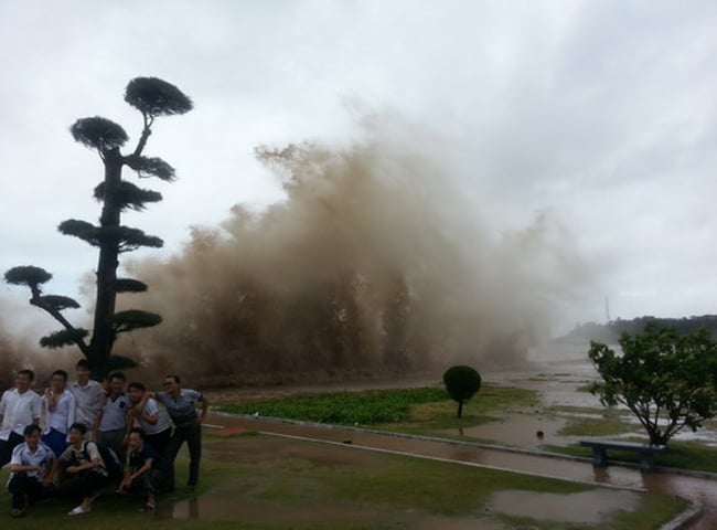 Mặc sóng đánh tràn bờ, khách du lịch vẫn thi nhau tạo dáng, chụp ảnh tại khu 1 Đồ Sơn