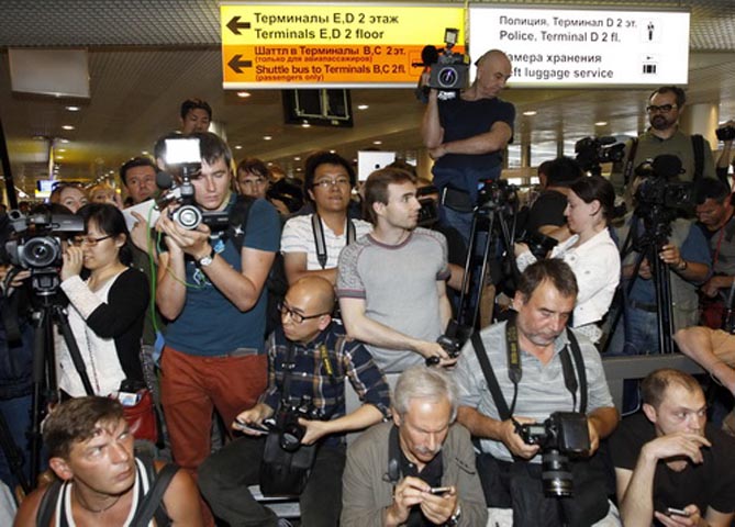 Trong khi đó,  theo những nhà quan sát giấu tên được tờ New York Times dẫn lời, Chính phủ Trung Quốc là người ra quyết định cuối cùng về việc để cựu nhân viên CIA Edward Snowden rời khỏi Hồng Kông vào hôm 23/6, một động thái mà Bắc Kinh cho rằng sẽ giải quyết được vấn đề ngoại giao gai góc, theo những người am tường vụ việc. (Ảnh các phóng viên chờ đón Edward Snowden tại sân bay ở Moscow hôm 23/6 / Reuters)