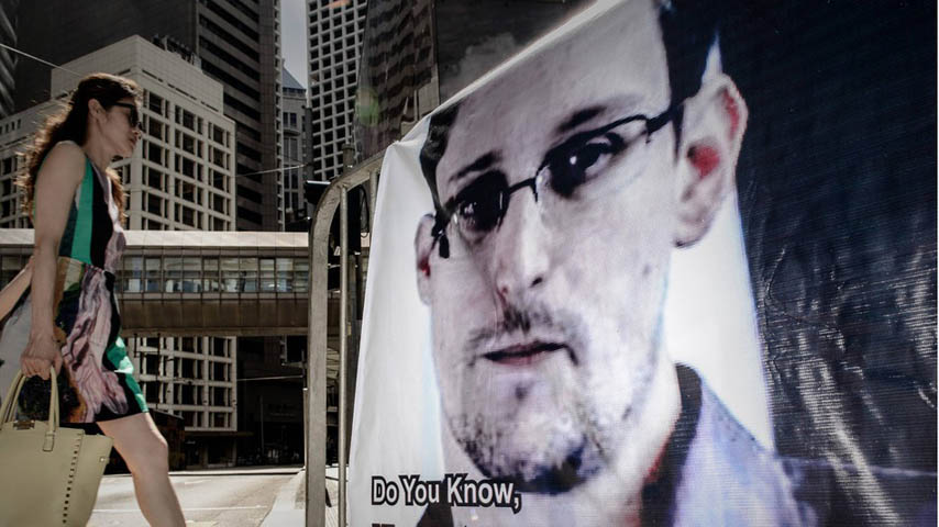 Theo giới quan sát, dưới quan điểm của Trung Quốc, việc ra đi của Snowden giải quyết được hai mối lo lớn: đó là tránh rơi vào thế mắc kẹt về ngoại giao với Mỹ trong một cuộc chiến pháp lý kéo dài ở Hồng Kông về trường hợp của Snowden, và tránh phải đối phó với dư luận Trung Quốc vốn xem chuyên gia máy tính người Mỹ như một người hùng. “Trong hậu trường dứt khoát có một vài sự điều phối giữa Hồng Kông và Bắc Kinh”, ông Kim Càn Vinh, giáo sư về quan hệ quốc tế tại Đại học Nhân dân ở Bắc Kinh, nói với tờ New York Times.