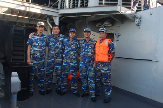 Các thủy thủ Việt Nam phấn khởi khi hoàn thành nhiệm vụ sau một hành trình đầy sóng gió (Theo TNO, TPO)