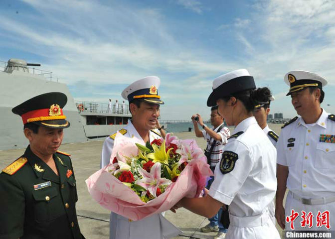 Hình ảnh đại diện quân đội TQ tiếp đón trọng thị các sỹ quan và thủy thủ đoàn tàu HQ 011 và HQ 012 đã đến thăm nước này được báo chí TQ đưa tin. Nguồn: ĐVO