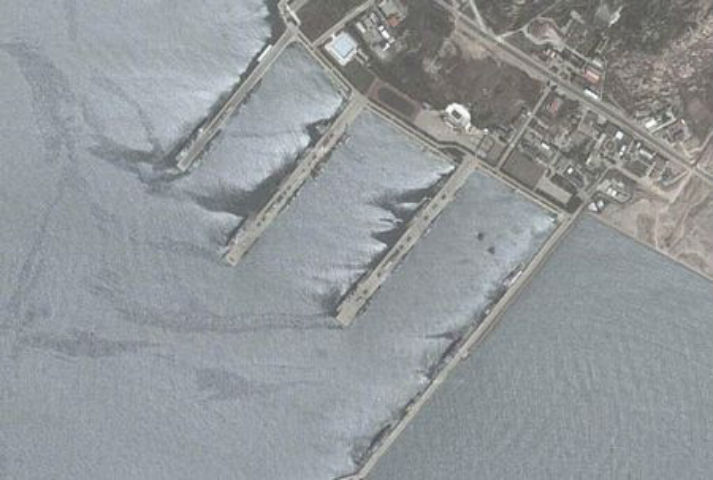 Căn cứ quân sự ở Thanh Đảo nhìn từ trên cao. Thanh Đảo hiện là cảng nhà duy nhất của tàu sân bay Liêu Ninh.