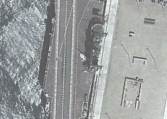 Có thể nhìn thấy một máy bay chiến đấu đang đậu trên tàu sân bay Liêu Ninh.