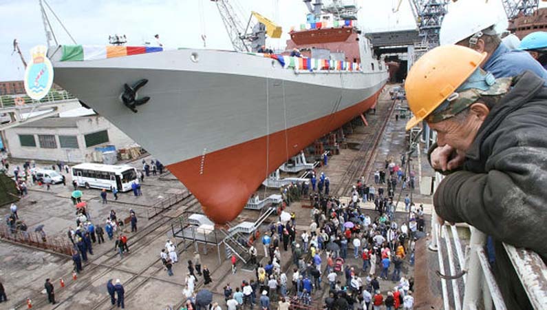 Trikand cũng là chiếc tàu cuối cùng trong loạt 3 chiếc tàu thuộc dự án 11356 theo bản hợp đồng trị giá 1,6 tỉ USD đã ký giữa Nga và Ấn Độ vào năm 2005. Chiếc tàu đầu tiên có tên Teg, được bàn giao vào ngày 27/4/2012. Chiếc thứ 2 có tên là Tarkash được bàn giao ngày 9/11/2012.