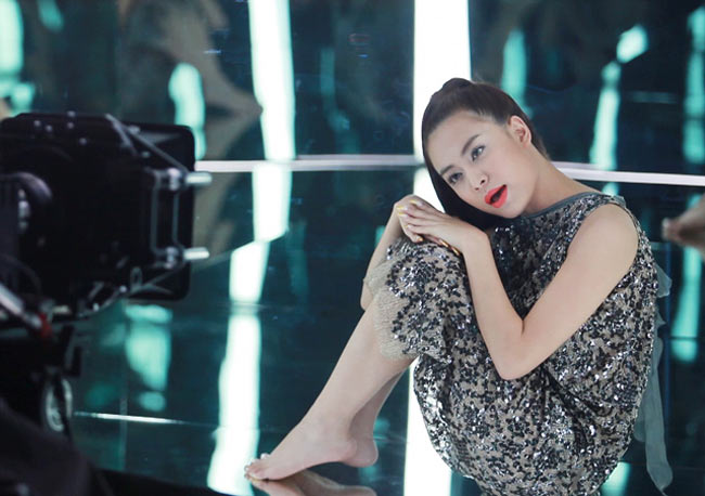 Trong MV ca nhạc mới, Hoàng Thùy Linh cũng không còn tham lam khoe da hở thịt quá đà, cô chọn những bộ thời trang châu á với cánh khai thác vẻ đẹp nữ tính, vẫn phảng phất chút gợi cảm đâu đây nhưng không còn bóng dáng của sự hớ hênh, phản cảm.
