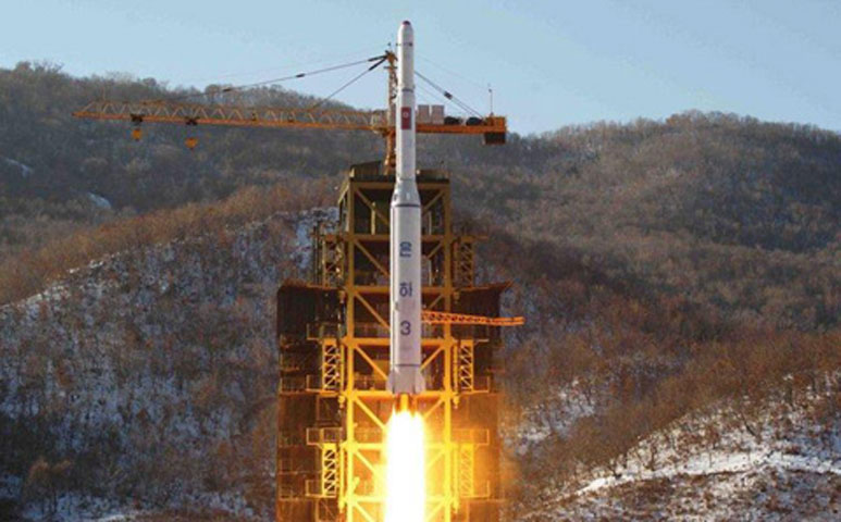 Hãng tin RIA Novosti (Nga) ngày 29/6 đưa tin, Thứ trưởng Ngoại giao Triều Tiên Kim Kye-gwan sẽ gặp 2 thứ trưởng Ngoại giao Nga là Vladimir Titov và Igor Morgulov, vào ngày 4/7 “như một phần trong các nỗ lực quay lại vòng đàm phán 6 bên” của Bình Nhưỡng, tại thủ đô Moscow. Ảnh Triều Tiên phóng tên lửa đưa vệ tinh lên quỹ đạo cuối năm 2012.