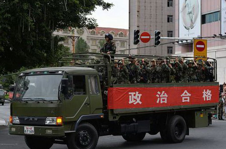 AFP đưa tin, ngày 29/6, lực lượng cảnh sát vũ trang nhân dân Trung Quốc tiến hành cuộc diễn tập quy mô lớn ở Khu tự trị Tân Cương. Xe tăng cùng cảnh sát có vũ trang ngăn chặn các con đường vào thủ phủ Urumq, nhiều khu vực của thành phố này bị phong tỏa cho cuộc diễn tập. Trước đó, Chủ tịch Trung Quốc Tập Cận Bình đã ra lệnh siết chặt an ninh tại khu vực này, sau những cuộc bạo động hôm 26 và 28/6 vừa qua. Ảnh một chiếc xe tải chở đầy lính Trung Quốc đang tuần tra tại Urumqi, thủ phủ Khu tự trị Tân Cương, ngày 29/6.