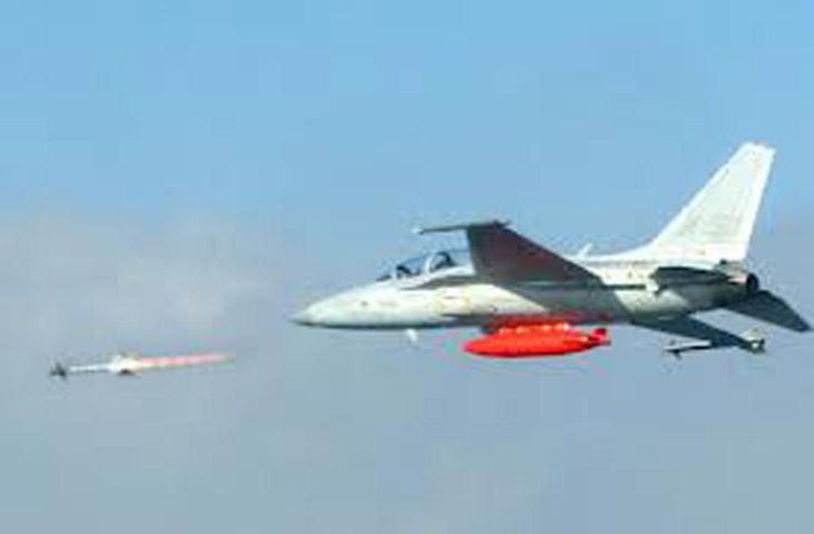 Máy bay FA-50 được trang bị thiết bị trao đổi thông tin chuẩn Link 16, một radar quét xung Doppler EL/M 2032, thiết bị nhìn đêm và hệ thống cảnh báo.