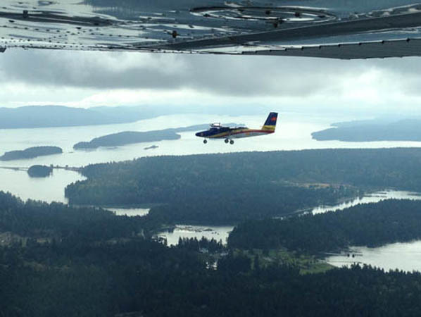 Phi công Việt Nam lái máy bay DHC-6 Twin Otter bay trên vùng bờ biển tỉnh bang British Columbia, miền tây Canada 