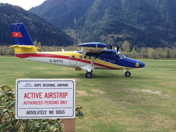 Máy bay cất cánh trên nền cỏ tại sân bay Hope, bên ngoài thành phố Vancouver ở tỉnh bang British Columbia