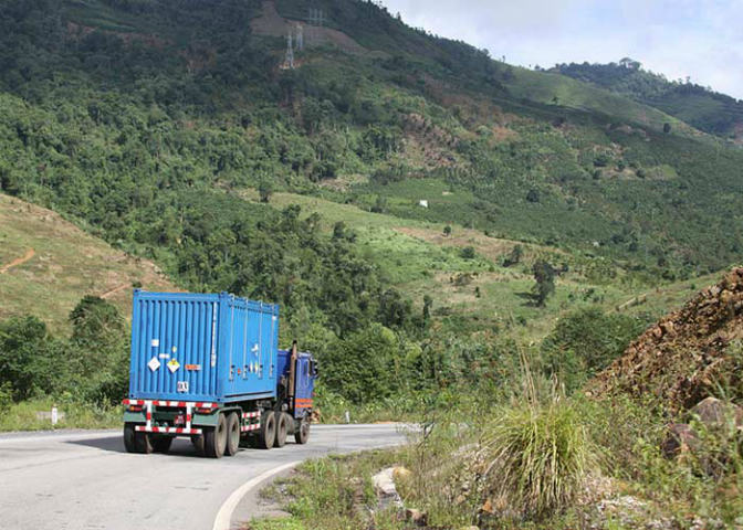 Hình ảnh xe container mang biển số quân đội vận chuyển nhiên liệu hạt nhân của Việt Nam được chuyển về Nga.