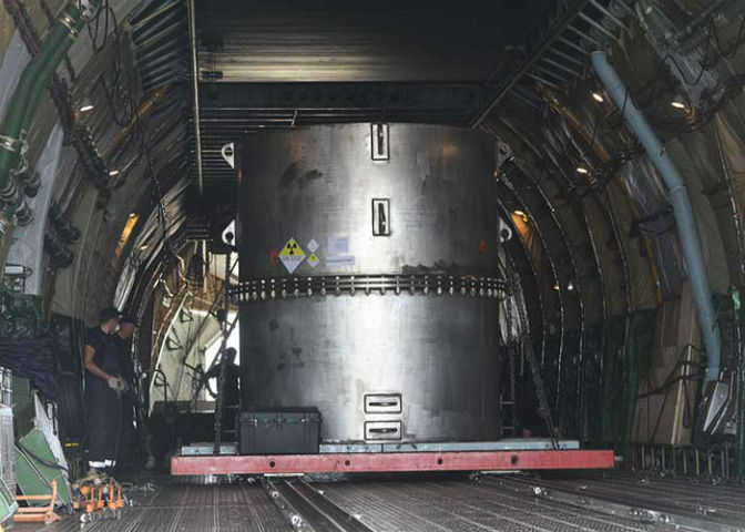 Hình ảnh nhiên liệu hạt nhân của Việt Nam trên máy bay vận tải quân AN của Nga trước khi chuẩn bị cất cánh. Nguồn: ĐVO