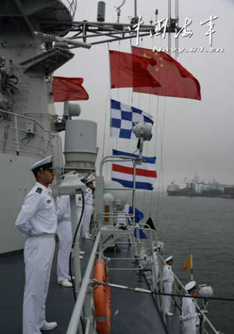 Theo thông tin từ giới truyền thông trước đó tàu chiến TQ đã tiến hành buổi lễ chào cảng long trọng tại Nga.