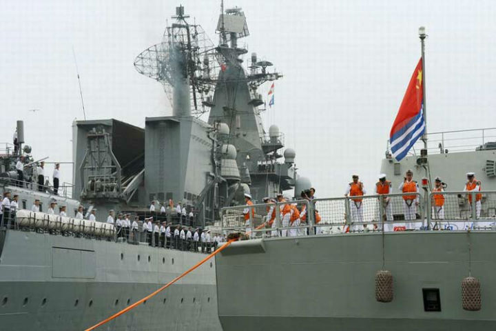 Tàu khu trục Shenyang (phải) của Trung Quốc neo đậu ở bến Vladivostok (Nga) hôm 5/7 để chuẩn bị tham gia tập trận chung.