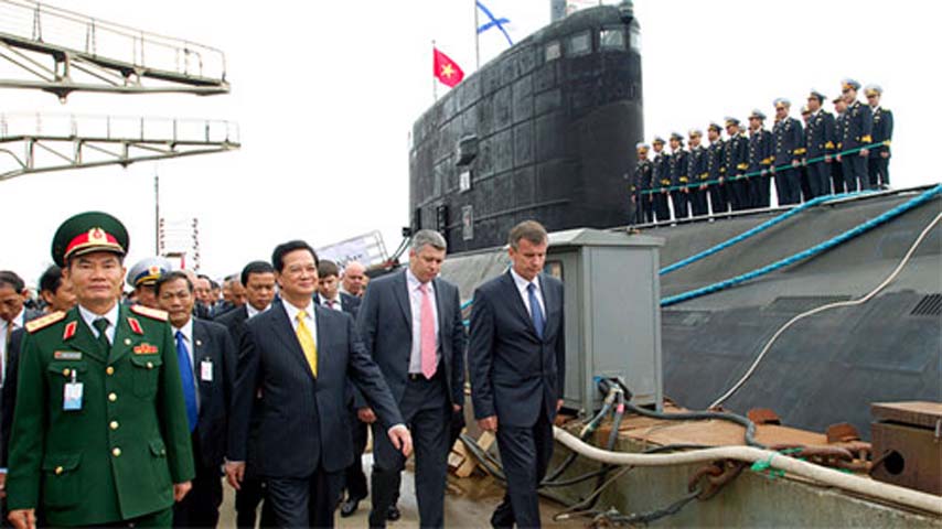 Đài Tiếng nói nước Nga dẫn lời chuyên gia quân sự nước này cho biết hai tàu ngầm đầu tiên mà Nga đóng cho Việt Nam, mang tên tàu ngầm 'Hà Nội' và 'Thành phố Hồ Chí Minh', sẽ có chuyến hành trình tự bơi về Việt Nam qua ngả Châu Phi. Theo kế hoạch, tháng Chín tới, nhà máy Admiralty Verfi sẽ bàn giao cho bên đặt hàng hai tàu ngầm đầu tiên, và đến cuối năm cả chiếc thứ ba cũng sẽ được đưa vào thử nghiệm.