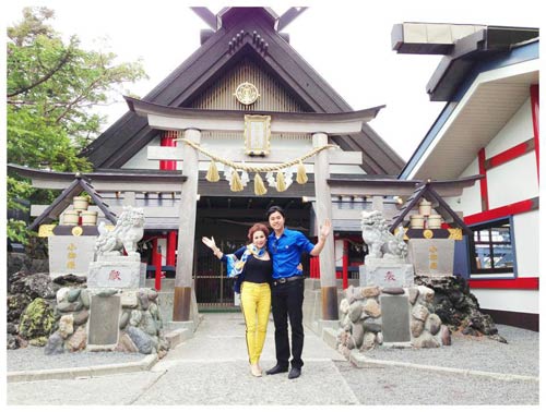 Nhân kỷ niệm 1 năm ngày yêu nhau, Vũ Hoàng Việt và Yvonne Thúy Hoàng đã có chuyến du ngoạn Nhật Bản cùng 'bồ giả tỷ phú'. 
