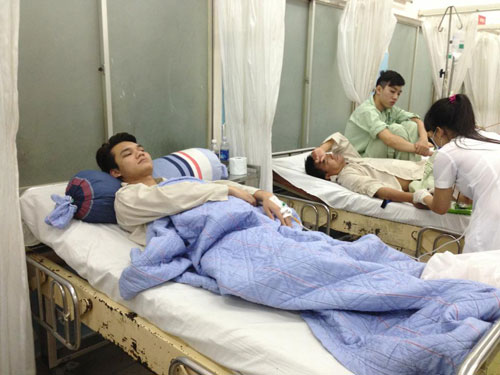 Đêm qua (06/07), nam ca sỹ Khắc Việt đang ở nhà thì bất ngờ lên cơn đau bụng dữ dội. Sau khi nằm nghỉ ở nhà một lúc không thấy đỡ, Khắc Việt đã phải nhập viện để các bác sĩ khám và chuẩn đoán.
