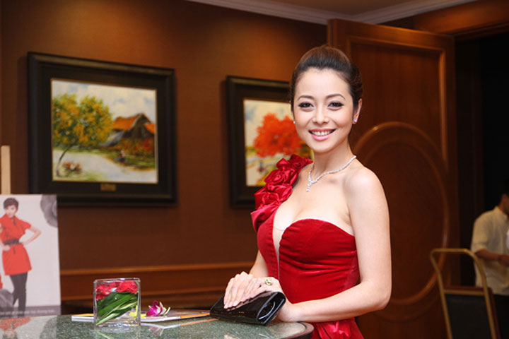  Jennifer Phạm luôn phải xúng xính váy áo tất bật chạy show để kiếm tiền lo cho tương lai của con trai Bảo Nam.