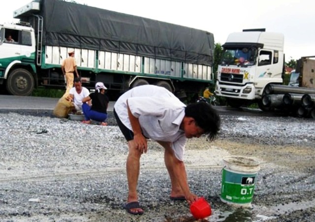 Nhiều người dân đã tự ý đem can, thùng  chậu ra để múc xăng về nhà khiến chủ phương tiện rất bức xúc nhưng chẳng làm được gì.