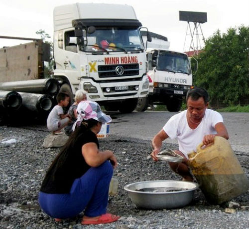  Rất may khi các ống bê tông trên xe bị đứt xích và trút xuống đường không có xe ô tô hay xe máy đi bên cạnh nên không gây thiệt hại về người. Nhưng giao thông qua đoạn đường này bị ách tắc nghiêm trọng.