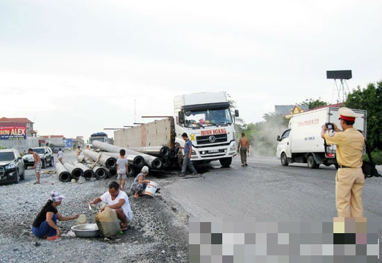 Ngay sau khi nhận được tin báo, lực lượng chức năng đã có mặt tại hiện trường để xử lý tai nạn, phân luồng giao thông, điều tra nguyên nhân. Chiếc xe gặp nạn cũng được xe cứu hộ kéo rời khỏi hiện trường.