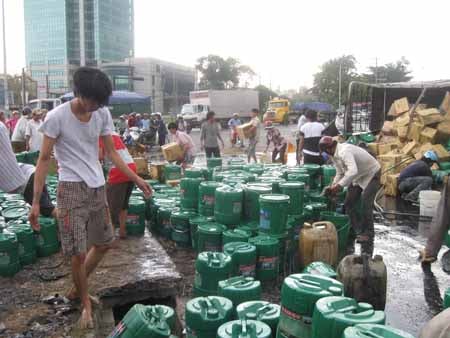 Nguyên nhân vụ tai nạn có thể là do xe chở quá tải, khi xe quay đầu thì bị lệnh và lộn thùng xe. Vụ tai nạn không gây thiệt hại về người nhưng tổn thất lớn về kinh tế cho chủ hàng.