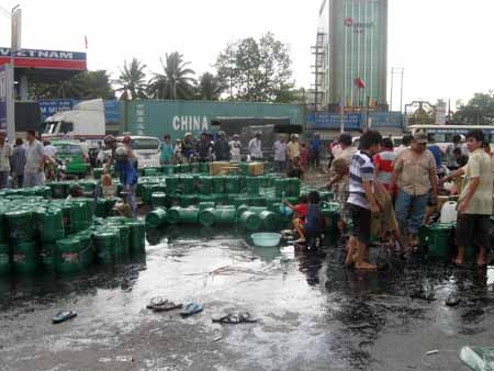  Vụ việc gây ách tắc cục bộ tại khu vực này. Cho đến khi có mặt công an và dân phòng thì trật tự mới được vãn hồi. 