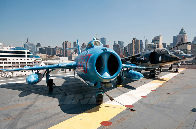 Tiêm kích MiG-17 trên tàu sân bay USS Intrepid (CV-11) cùng các máy bay khác từng phục vụ trong Không quân Hải quân Mỹ.