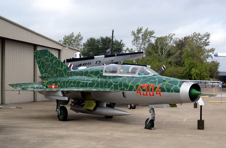 Biến thể huấn luyện chiến đấu 2 chỗ ngồi MiG-21UM sơn phù hiệu Việt Nam trưng bày tại Bảo tàng Hàng không Cavanaugh (bang Texas). (Theo Kienthuc)