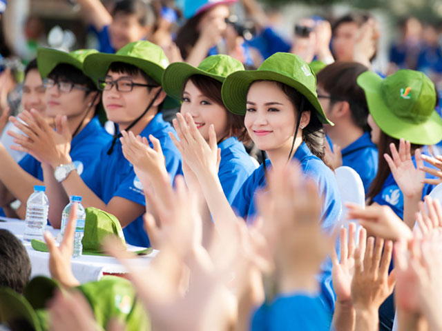 Sáng 14/7, Hoa hậu Diễm Hương tham gia buổi ra quân chiến dịch tình nguyện Mùa Hè Xanh 2013 của sinh viên TP HCM tại công viên 23/9. 
