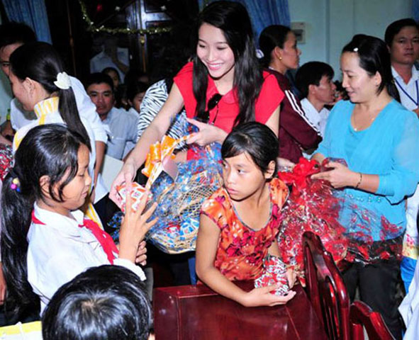  Hơn nữa, khi thamg gia các hoạt động tự thiện, Thu Thảo không hề để ý đến ống kính máy ảnh. 