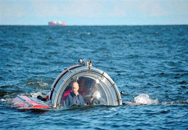 Theo đó, đoạn video được phát trên kênh truyền hình quốc gia Nga cho thấy, ông Putin đang bước lên khoang của một tàu nghiên cứu dưới nước để thực hiện chuyến khám phá dài gần nửa tiếng, về xác của một tàu khu trục bị đắm ở vịnh Phần Lan năm 1869.