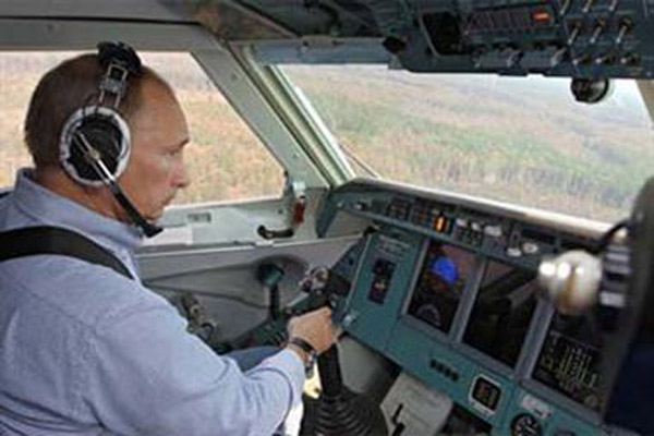 Ông Putin nhiều lần thử sức với máy bay chiến đấu, máy bay cứu hỏa hay đối mặt cùng thú dữ… để trở thành vị tổng thống ưa mạo hiểm nhất thế giới. (Hình ảnh ông Putin trong lần lái thủy phi cơ Be-200 hồi tháng 5/2013)