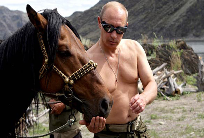 Trước đó vào tháng 8/2009, Hình ảnh Thủ tướng Nga Putin cởi trần cưỡi ngựa đầy uy lực một lần nữa lại khiến nhiều quý bà Nga xốn xang.