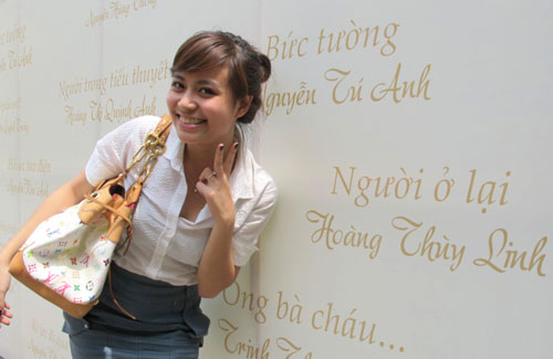  Tuy nhiên, khác với những người đi trước dính scandal sex trước đây thường trốn tránh dư luận hay sang nước ngoài làm việc , Hoàng Thùy Linh vẫn ở VN học tập và làm việc, đã quyết định đối mặt với hiện thực. Cô bắt đầu đi học lại, viết blog.