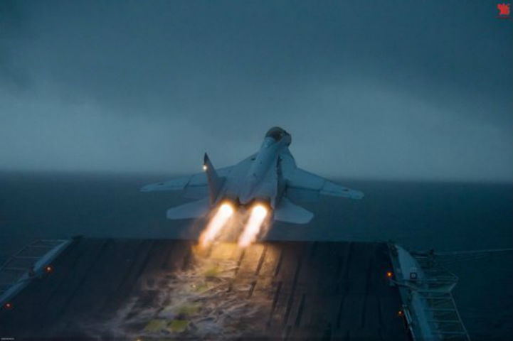 Máy bay chiến đấu MiG-29K cất cánh từ trên boong tàu sân bay INS Vikramaditya. Tàu sân bay của Ấn Độ có thể chở tối đa 16 máy bay chiến đấu MiG-29K và các loại máy bay trực thăng săn ngầm Ka-28, cảnh báo sớm K-31 và vận tải Dhruv.