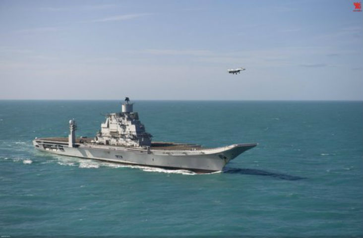 Tàu sân bay INS Vikramaditya dài 283m, rộng 51m, mớn nước 10,2m, lượng giãn nước toàn tải 45.400 tấn. Thủy thủ đoàn vận hành tàu khoảng 1.400 người.