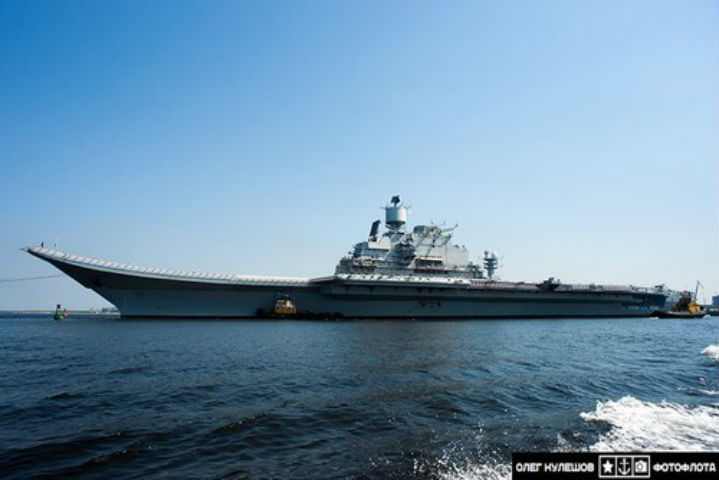 'Nếu mọi thứ thuận lợi, lá cờ ba màu của Ấn Độ sẽ tung bay trên tàu INS Vikramaditya vào tháng 11 này, sau đó nó sẽ bắt đầu hành trình đến Ấn Độ', NDTV dẫn lời một quan chức hải quân cấp cao cho biết. 